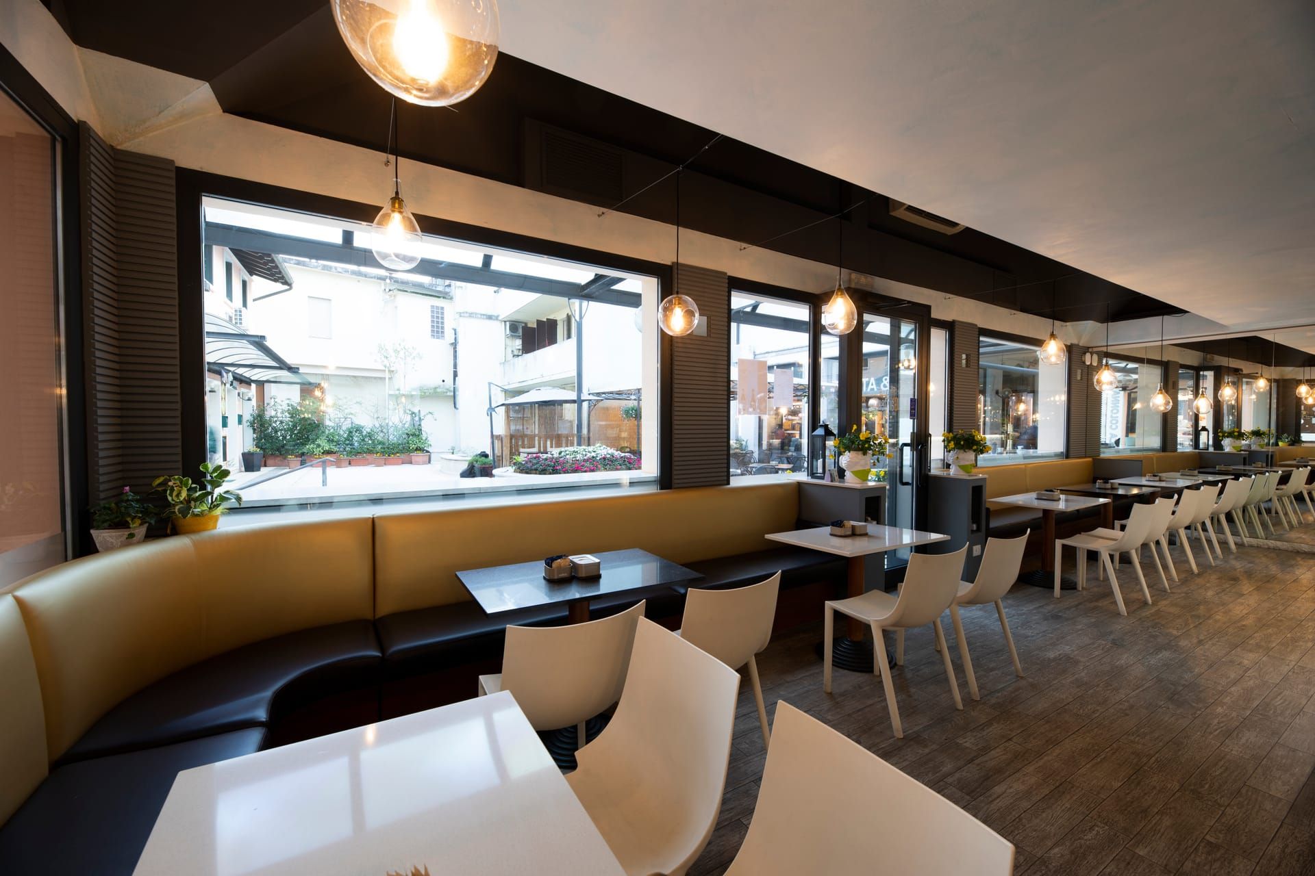 Interno The Garden Bistro