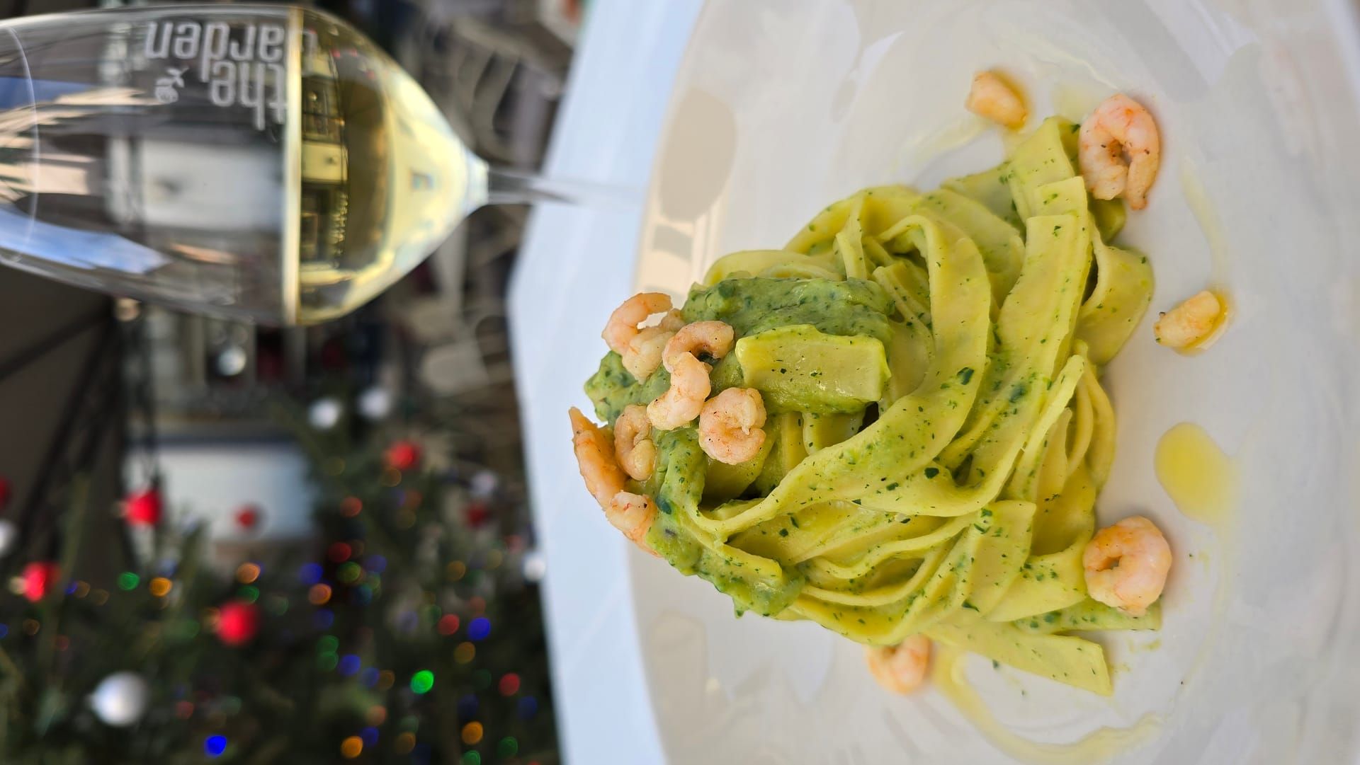 Pasta al pesto con vino