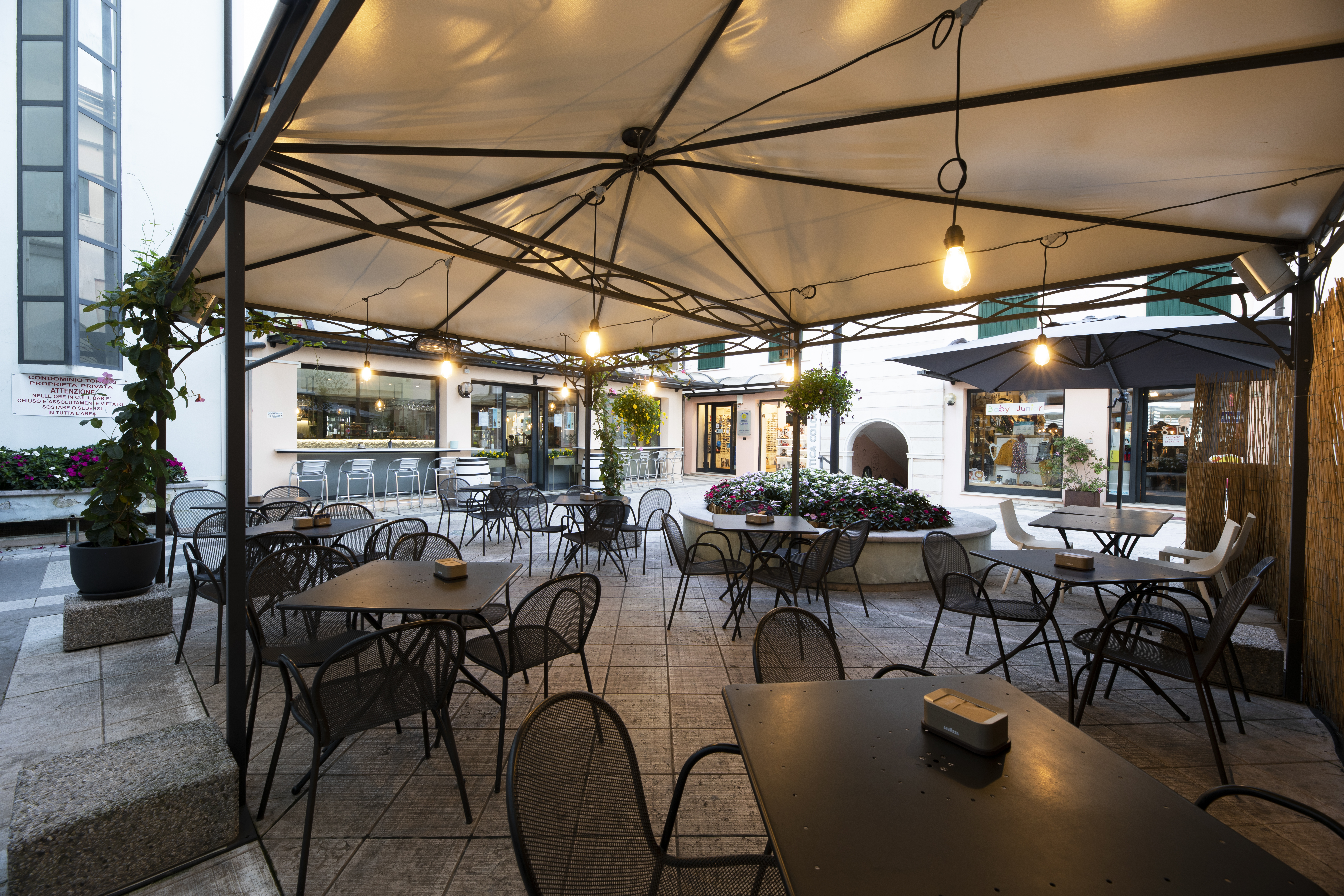 Il cortile di The Garden Bistro