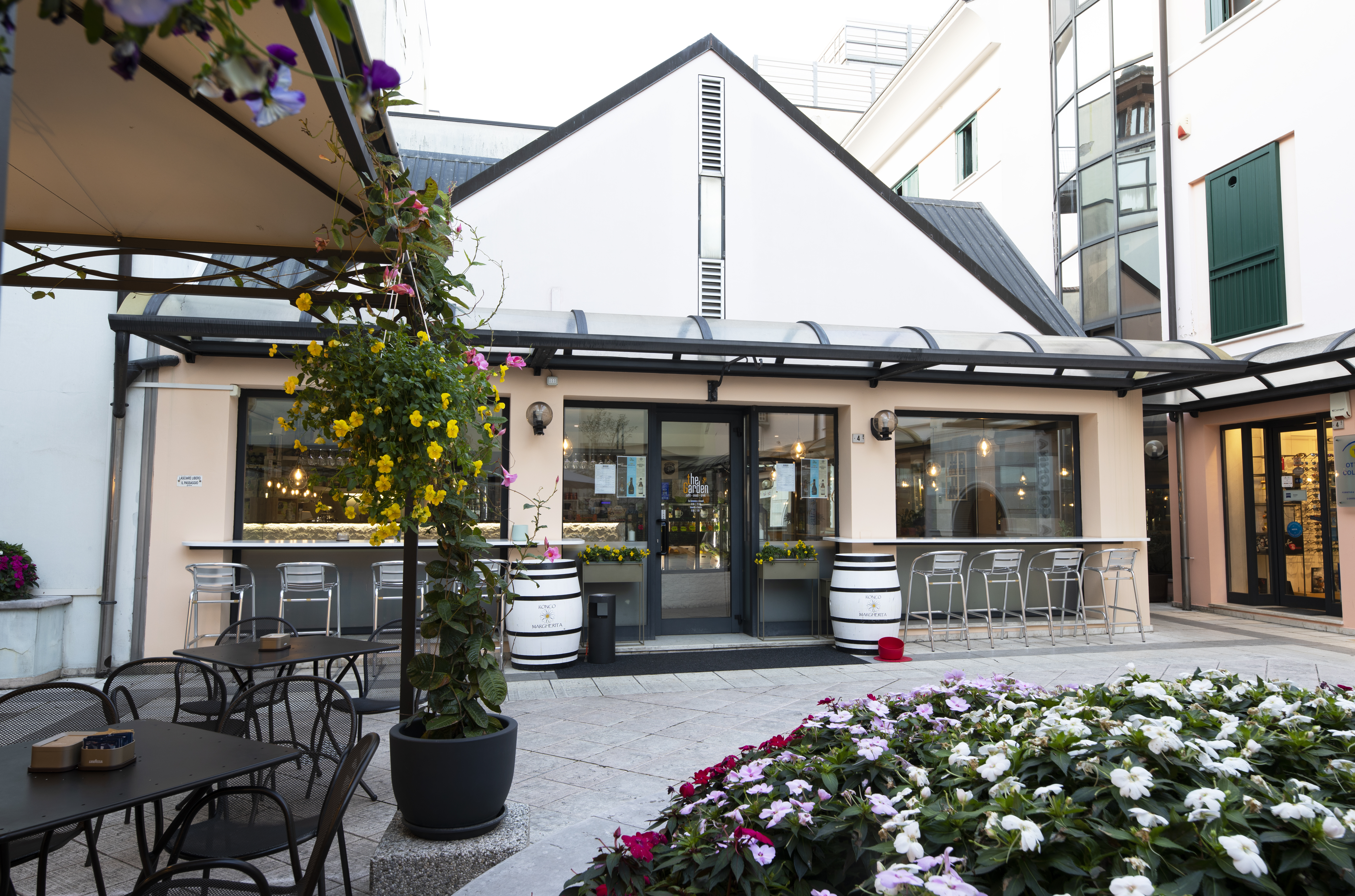 The Garden Bistro — cortile con fiori